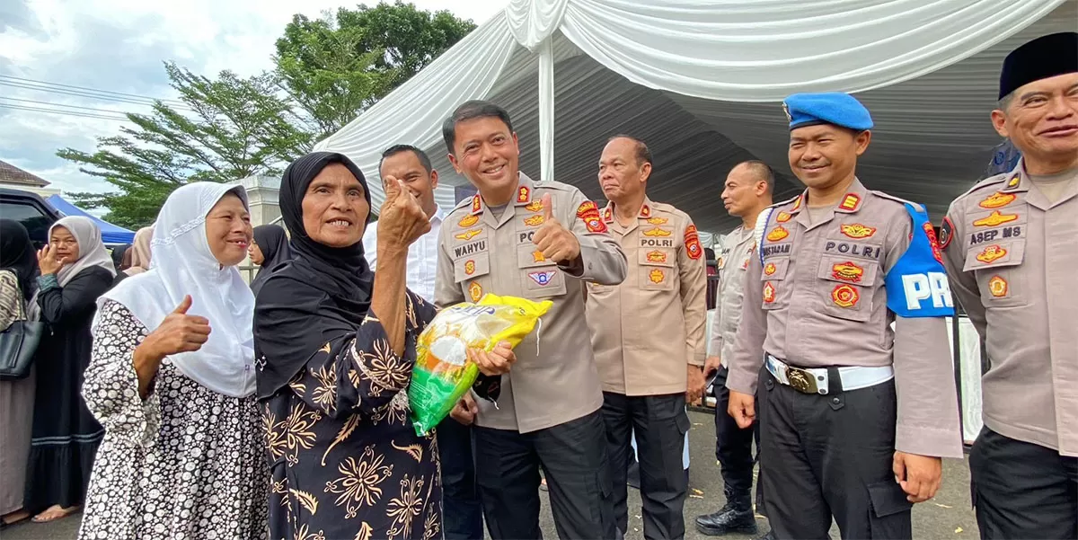 Kapolres Tasikmalaya AKBP Dr. Wahyu Pristha Utama berinteraksi hangat dengan warga saat kegiatan Gerakan Pangan Murah di halaman parkir Masjid Agung Baiturrahman Singaparna, Selasa (3/3/2026).&nbsp; (Dok. DFK)
