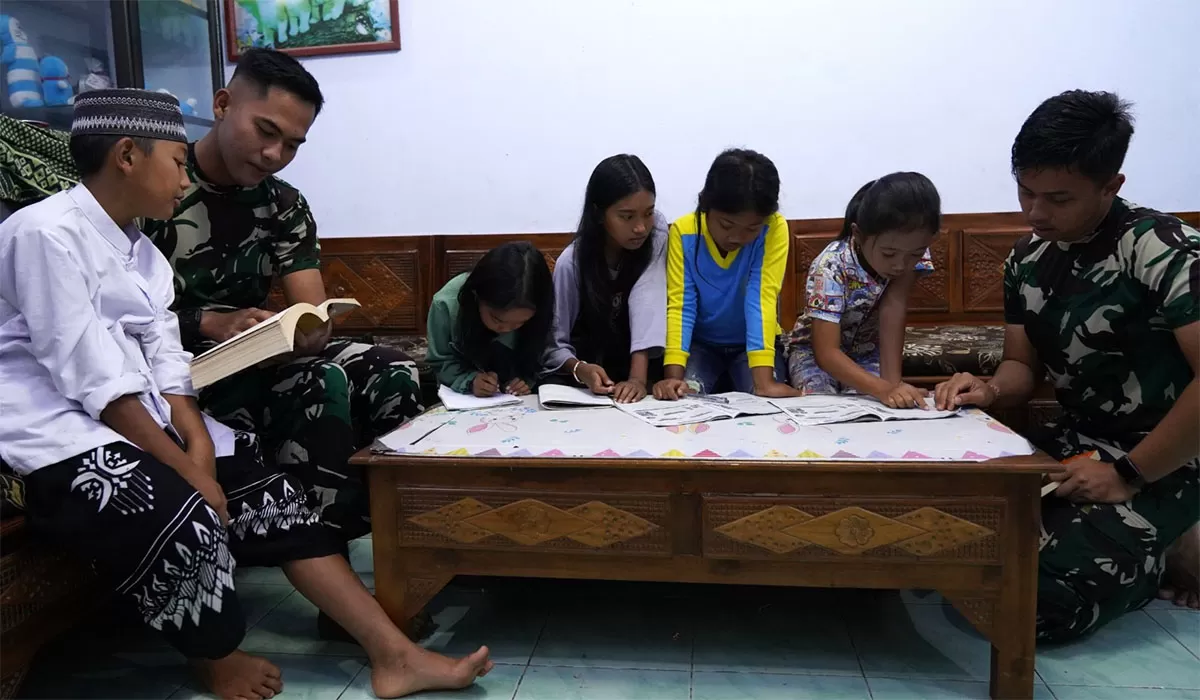 TMMD Ke 127 Kodim 0808/Blitar bimbing belajar anak Barurejo sebagai upaya bangun generasi dan karakter sejak dini.     (Dok.&nbsp;Kodim 0808/Blitar)