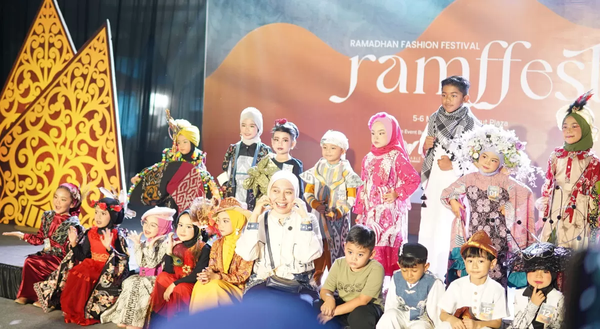 Putri Karlina membuka Ramffest 2026 di Garut Plaza. Festival ini diharapkan menguatkan ekonomi kreatif dan mendorong perkembangan UMKM Garut. (Dok. Diskominfo Garut)