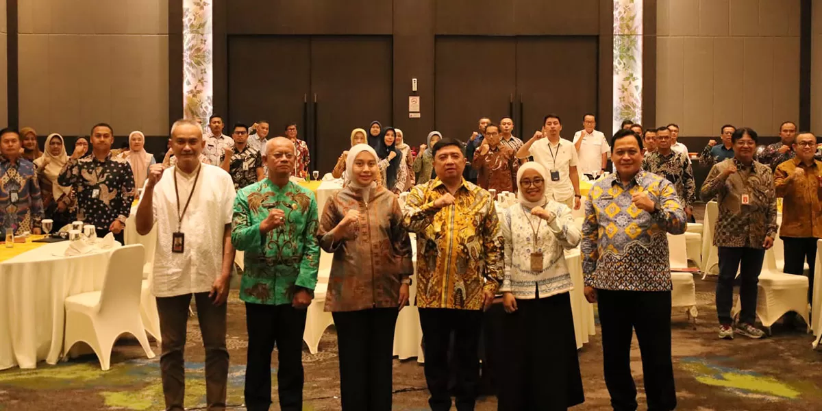 Kepala OJK Tasikmalaya Nofa Hermawati (kedua dari Kanan) bersama sejumlah pejabat Kabupaten Garut berfoto bersama usai kegiatan Rapat Pleno TPAKD Kabupaten Garut, Rabu (4/3/2026). (Dok. Humas OJK Tasikmalaya)