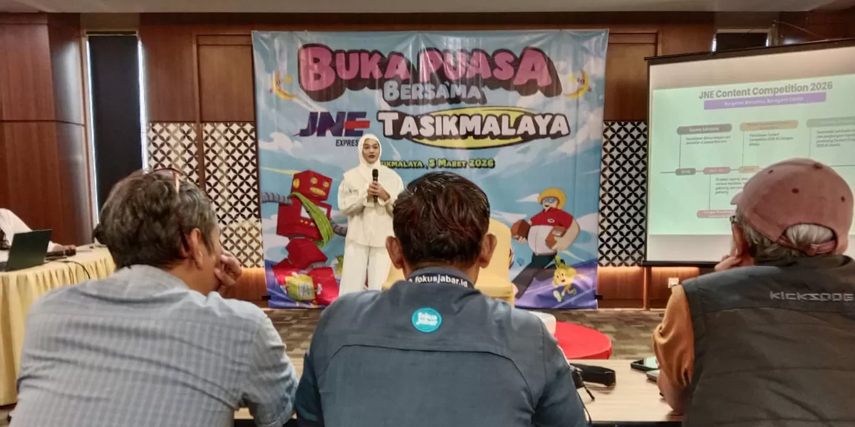 Marketing Communication and Partnership JNE Regional Jawa Barat Kurnia Hayati memaparkan program JNE Content Competition 2026 saat acara buka puasa bersama media yang digelar di Hotel Horison,&nbsp;pada Kamis, 5 Maret 2026. (Dok. Asep M.S)