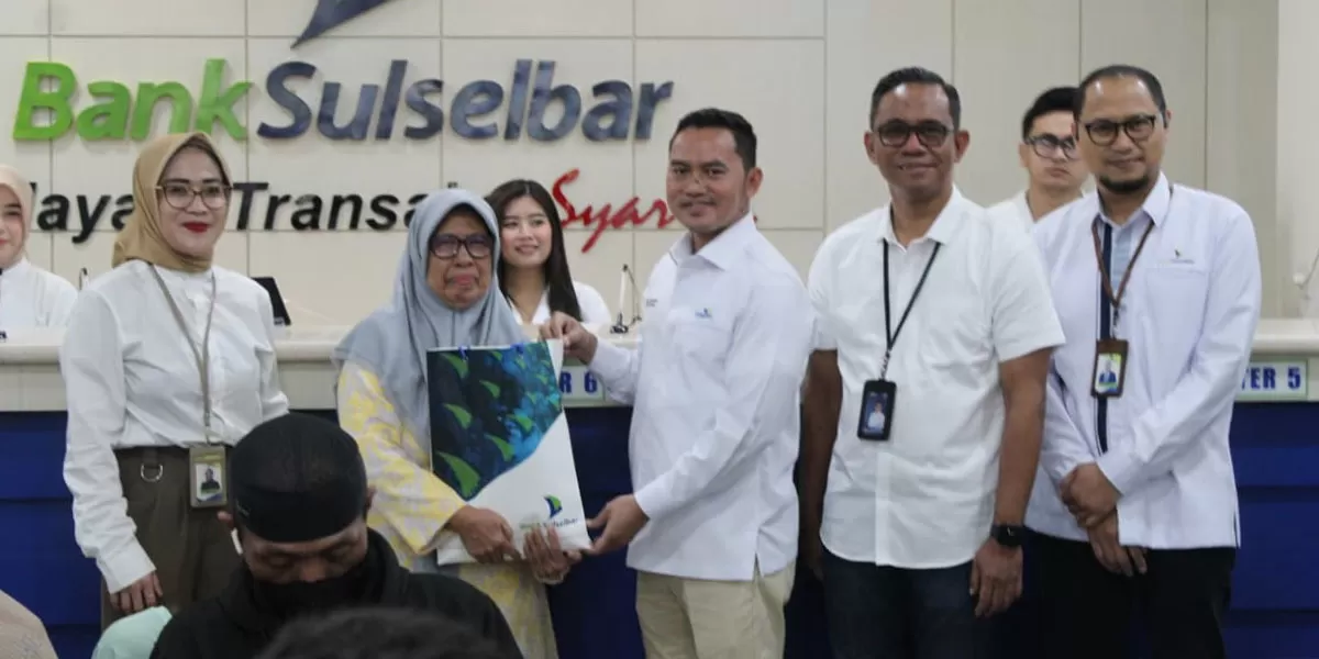 Ariawan (tengah) memantau penyaluran THR pensiunan TASPEN di Makassar. Layanan mitra bayar dipastikan berjalan lancar dan tertib. (Dok. Taspen Makassar)