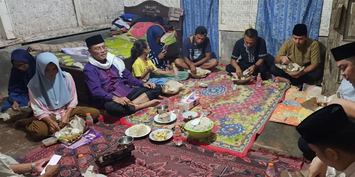 Bupati Ciamis meninjau rutilahu warga sekaligus buka puasa sebelum menghadiri Tarawih Keliling di Dusun Sukaharja, Desa Danasari, Kecamatan Cisaga, Kabupaten Ciamis, Jumat 27 Februari 2026. (Dok. Prokopim Ciamis)