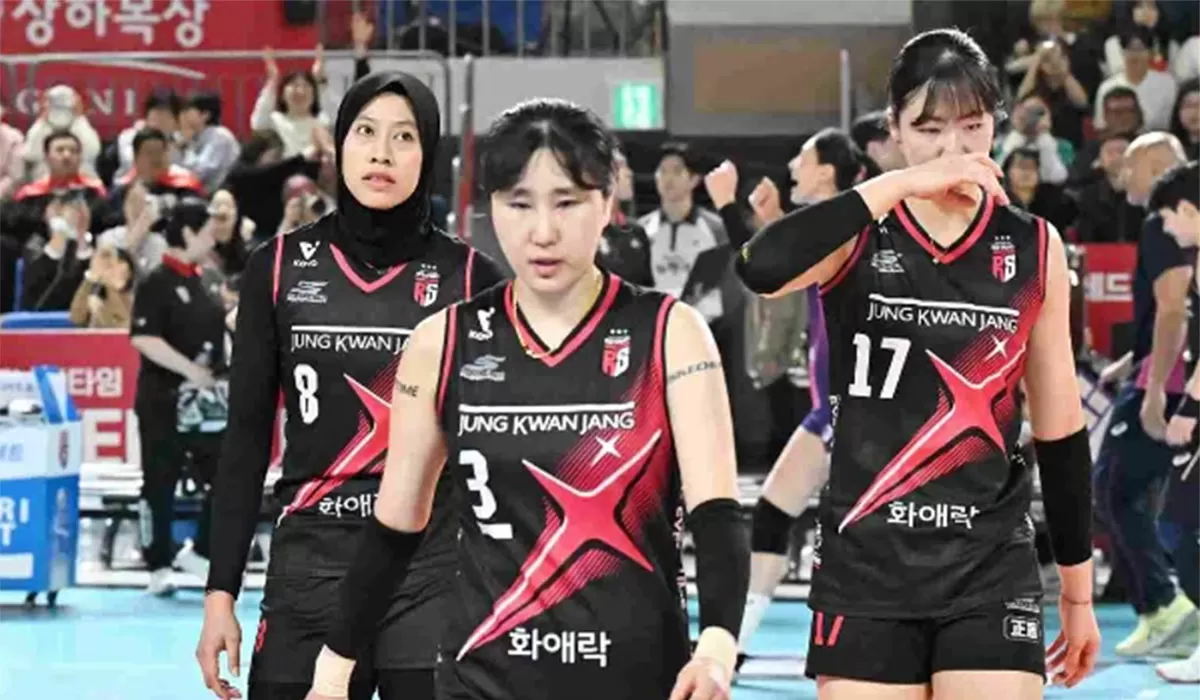 Megawati Hangestri dikaitkan dengan Red Sparks dan GS Caltex di Liga Voli Korea jelang musim 2026/2027 setelah Proliga 2026. Tampak foto Megawati bersama&nbsp;Yeum Hye-seon dan Jung Ho-young dalam sebuat laga. (Instagram/red_sparks)
