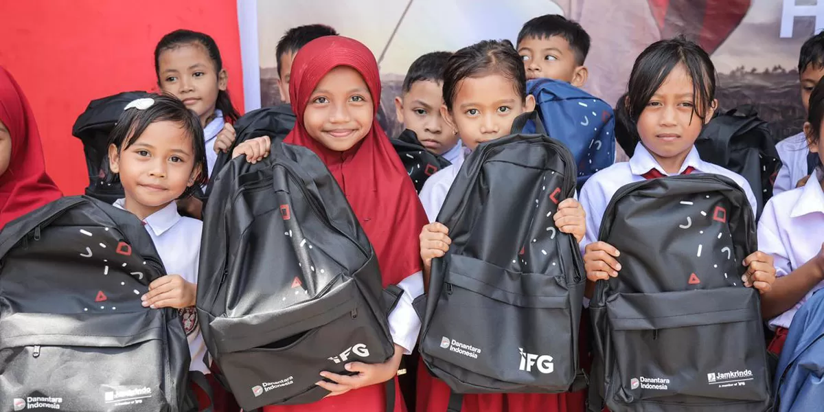IFG salurkan paket sekolah bagi siswa SD di Sulawesi Utara dan Gorontalo. Program ini menjadi bagian dukungan pendidikan generasi muda Indonesia. (Dok. IFG)