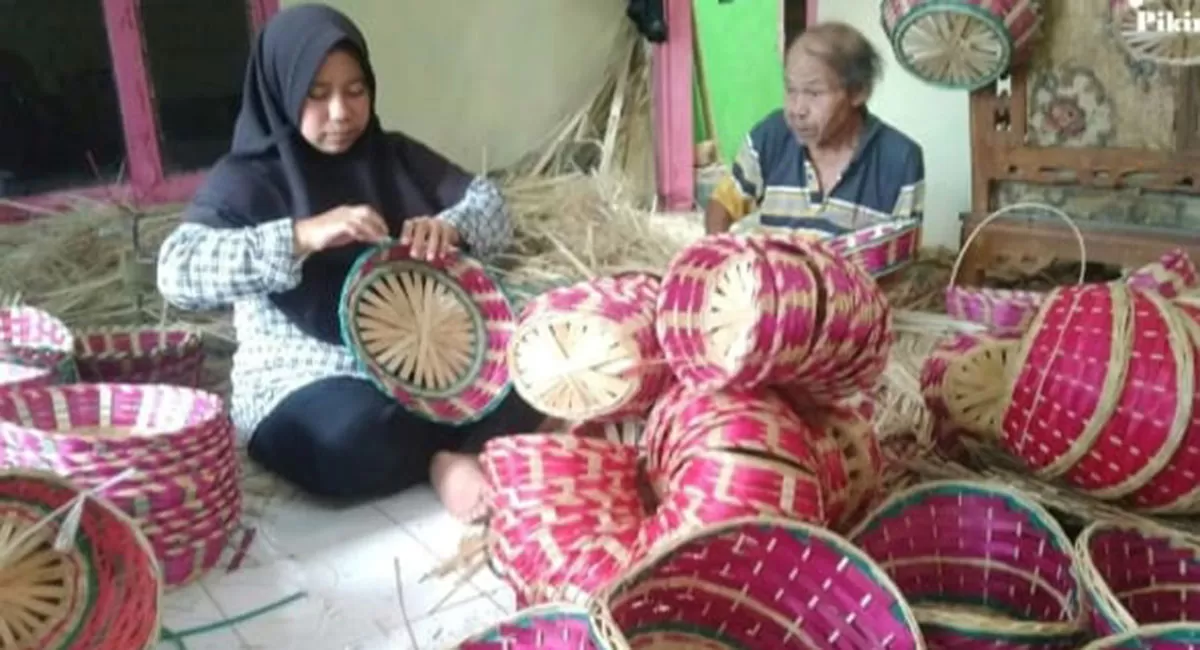 Pengrajin keranjang parsel di Sentra Pengrajin Bambu Situ Beet, Kelurahan Cipari, Kecamatan Mangkubumi, Kota Tasikmalaya, membuat keranjang parsel untuk memenuhi pesanan pasar menjelang Lebaran 1447 H. (Dok. Asep M.S)