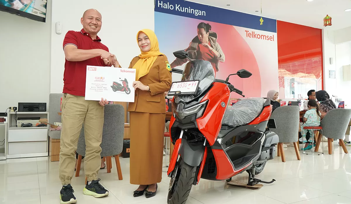 Pelanggan Telkomsel di Kuningan menerima hadiah sepeda motor dari Program Undian SIMPATI HOKI setelah rutin membeli paket SIMPATI. (Dok. Telkomsel)
