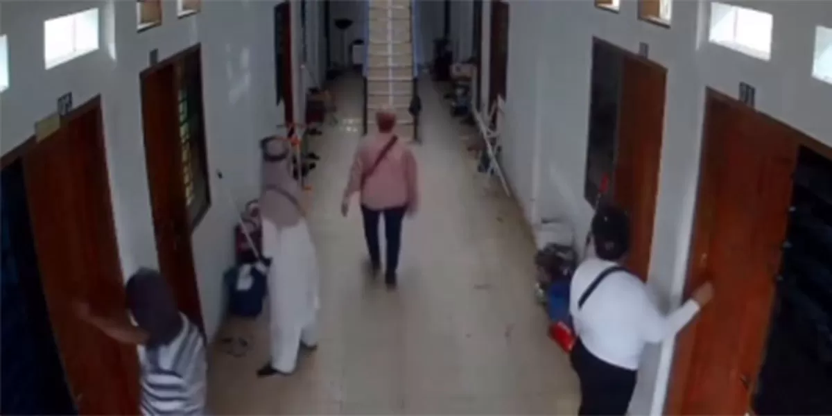 Rekaman CCTV kos Unika Medan viral. Gerombolan diduga pencuri mengetuk pintu kamar di Medan Selayang hingga penghuni kehilangan barang. (Instagram.com/@medantalktv)
