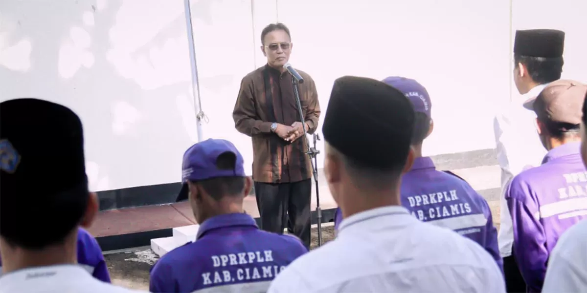 Bupati Ciamis Herdiat Sunarya menyerahkan THR Pasukan Ungu dalam apel DPRKPLH Ciamis sebagai apresiasi bagi petugas kebersihan penjaga lingkungan,&nbsp;Jumat 13 Maret 2026. (Dok. Prokopim)