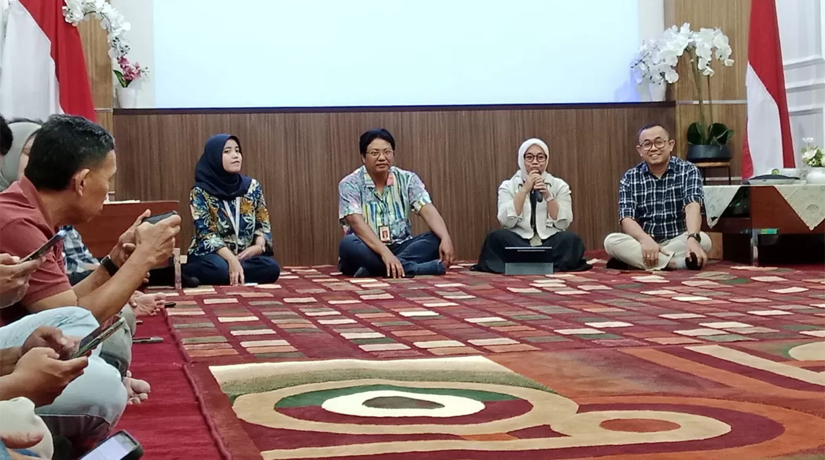 Kepala Kantor OJK Tasikmalaya Nofa Hermawati memberikan sambutan pada kegiatan buka bersama dengan insan Media Priangan Timur bertempat di aula OJK, Jl. KHZ. Mustofa, Kota Tasikmalaya, Jumat, (13/03/2026). (Dok. AMS)