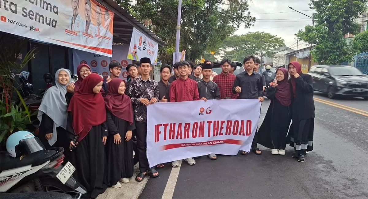 Anggota DPRD Jawa Barat Didi Sukardi mengapresiasi aksi berbagi takjil relawan muda di Kabupaten Ciamis lewat kegiatan Ifthar On The Road,&nbsp;pada Senin, 16 Maret 2026. (Dok. KDS)