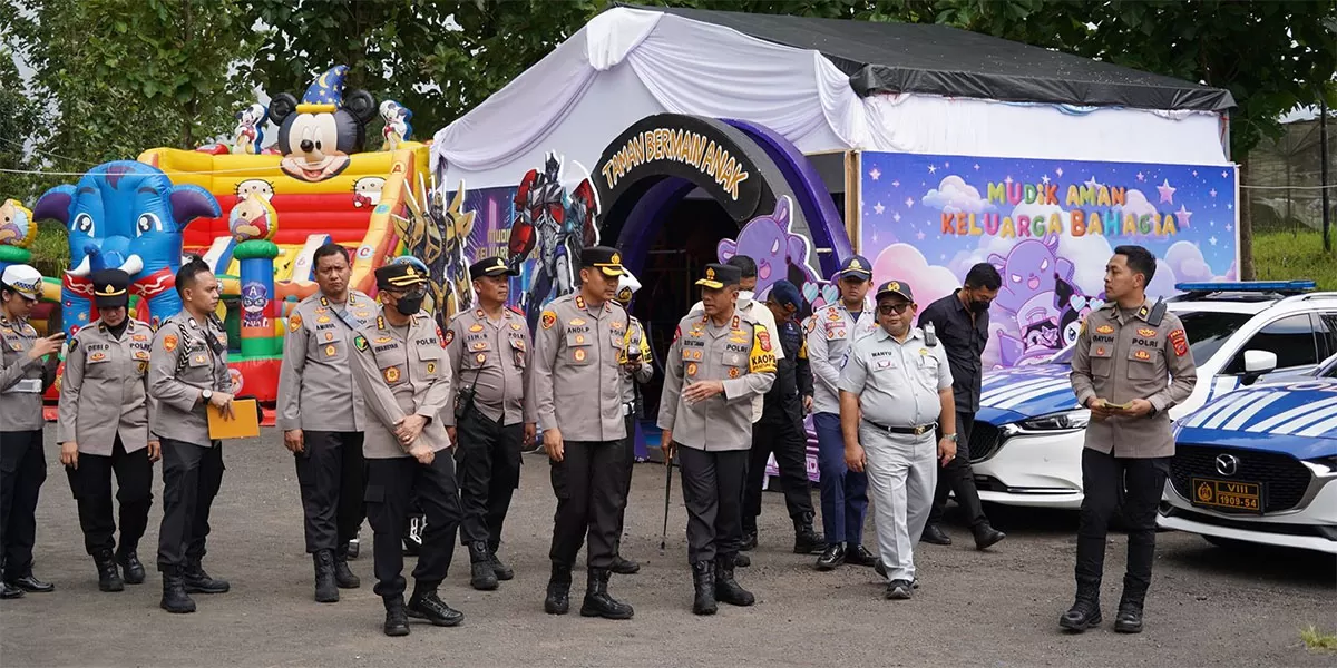 Kapolda Jawa Barat Irjen Pol. Dr. Rudi Setiawan, S.I.K., S.H., M.H. bersama jajaran saat meninjau Pos Pelayanan Terpadu Technopark Polres Tasikmalaya Kota pada Minggu, (15/03/2026). (Dok. AMS)