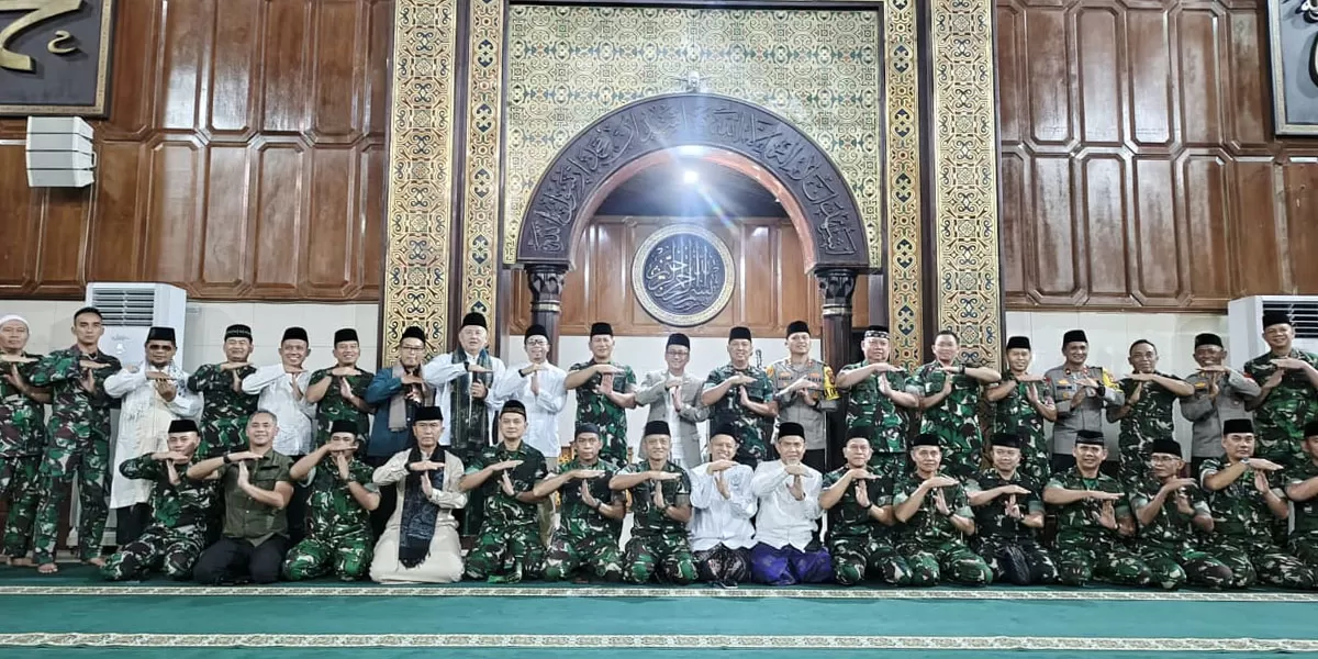 Pangdam III/Siliwangi Mayor Jenderal TNI Kosasih, merajut kebersamaan bersama prajurit TNI, unsur pemerintah daerah, tokoh agama, serta masyarakat di Masjid Agung Kota Tasikmalaya.    (Dok. Humas Kodim 0612/Tasikmalaya)