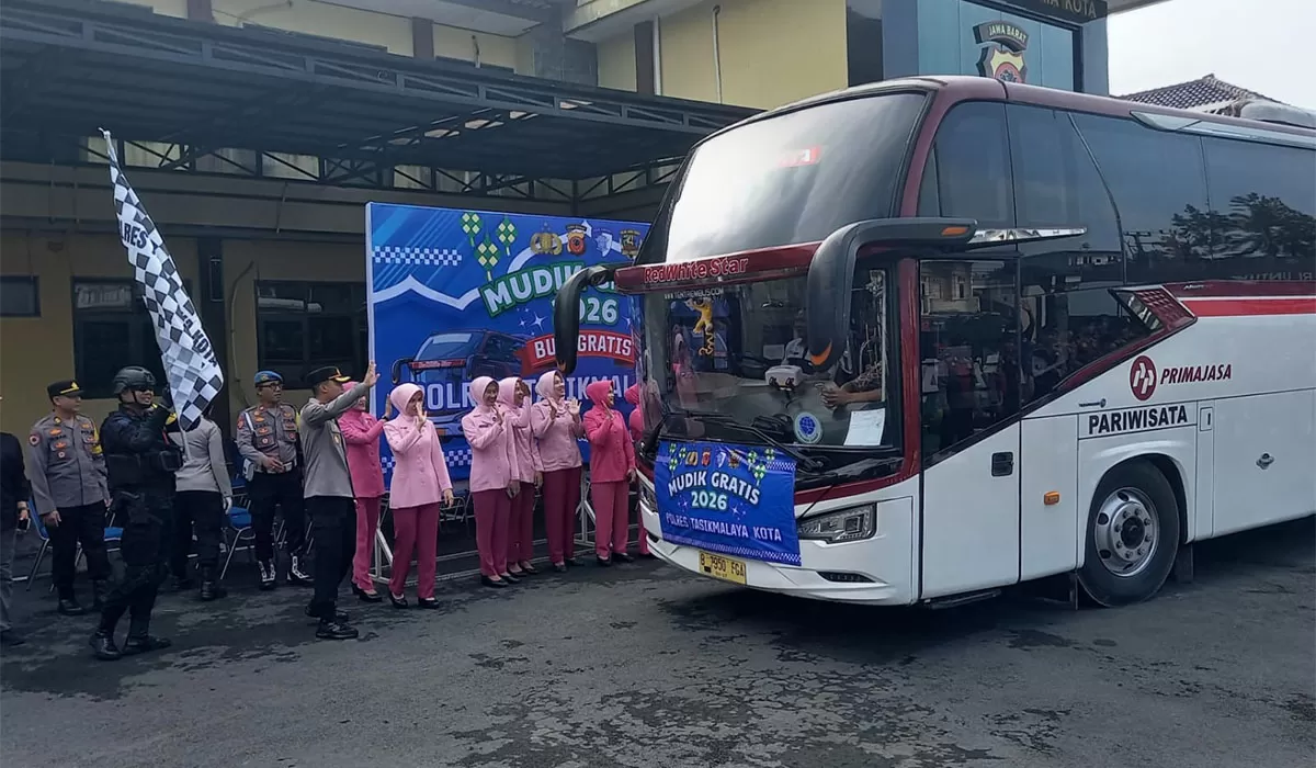 Kapolres Tasikmalaya Kota AKBP Andi Purwanto melepas pemudik tujuan Solo Raya dari halaman Mapolres Tasikmalaya Kota, Selasa (17/3/2026). Sejumlah pemudik terlihat antusias mengikuti program gratis tersebut.  (Dok. AMS)