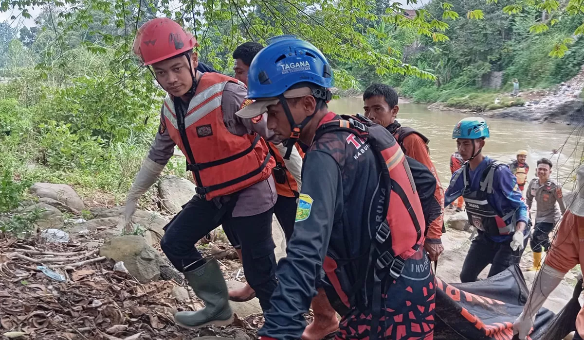 Tim gabungan berhasil menemukan korban tenggelam yang terseret arus Sungai Ciwulan setelah dua hari pencarian. Korban ditemukan di Kawalu, sekitar 6 km dari lokasi kejadian.   (Dok Tagana Kabupaten Tasikmalaya.)