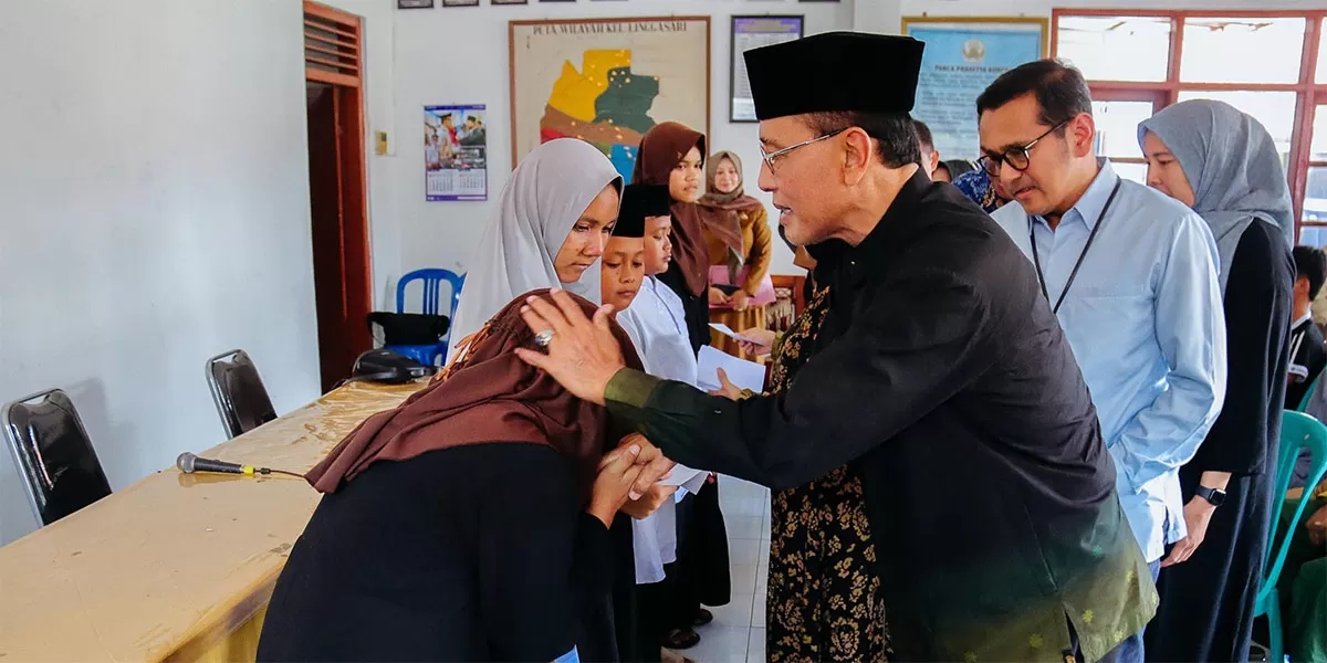 Bupati Herdiat menyalurkan bantuan sembako dan santunan anak yatim di Ciamis sebagai wujud kepedulian sosial jelang lebaran. (Dok. Kominfo Ciamis)