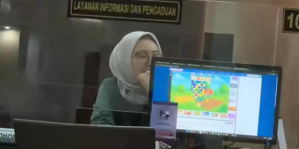 Petugas PTSP PN Jakarta Pusat viral diduga main game saat jam kerja. Aksi share screen picu kritik publik. (TikTok/gaqepaqe)