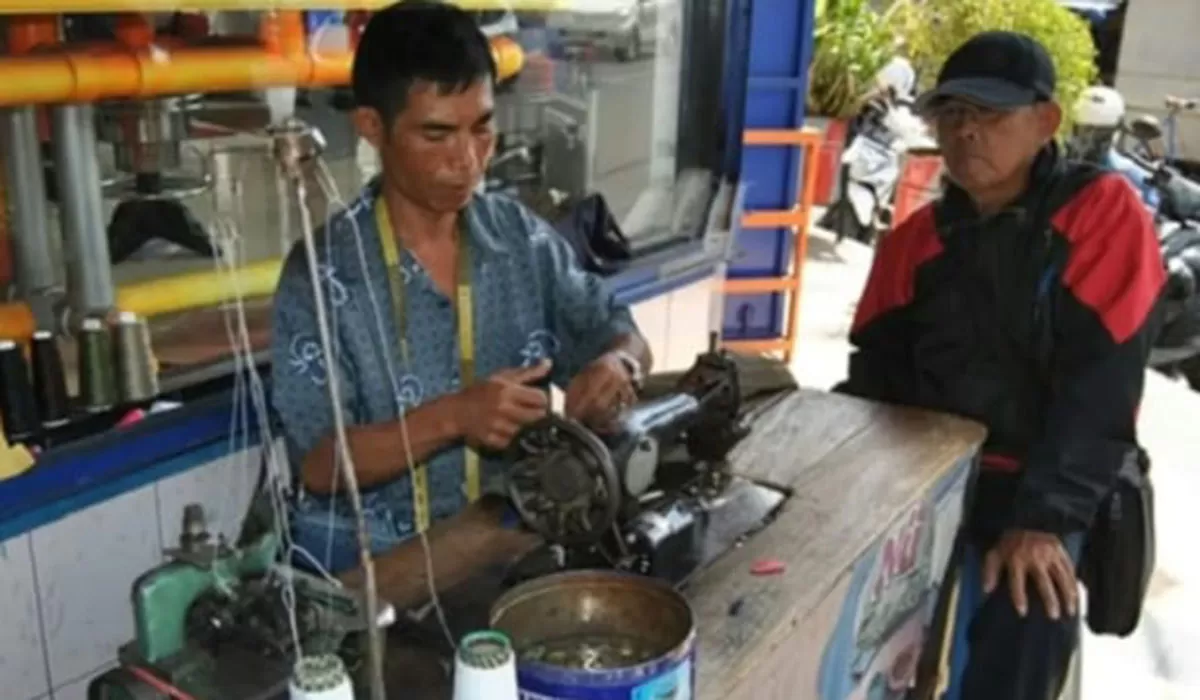 Permak pakaian di Tasikmalaya diserbu jelang Lebaran. Order meningkat drastis, bahkan capai tiga kali lipat di puncak Ramadan. (Dok. AMS)