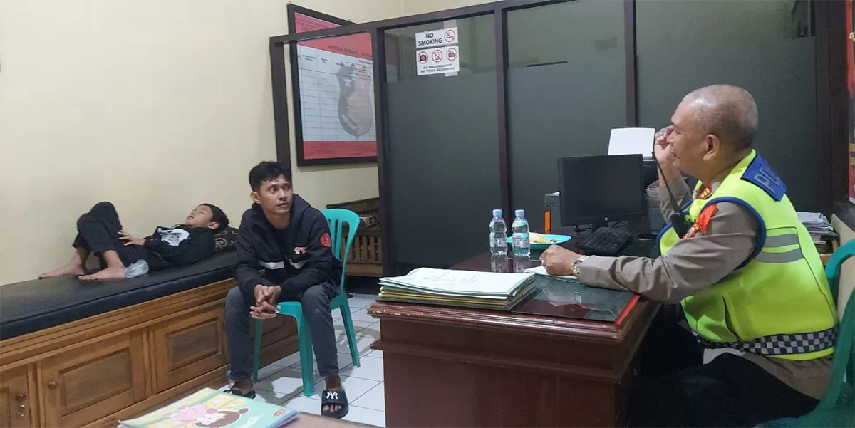 Petugas Polsek Ciawi Polres Tasikmalaya Kota mengamankan seorang anak yang terpisah dari orang tuanya saat perjalanan mudik di kawasan Perum SAGA, Desa Pasirhuni, Kecamatan Ciawi, Kabupaten Tasikmalaya. (Dok. AMS)
