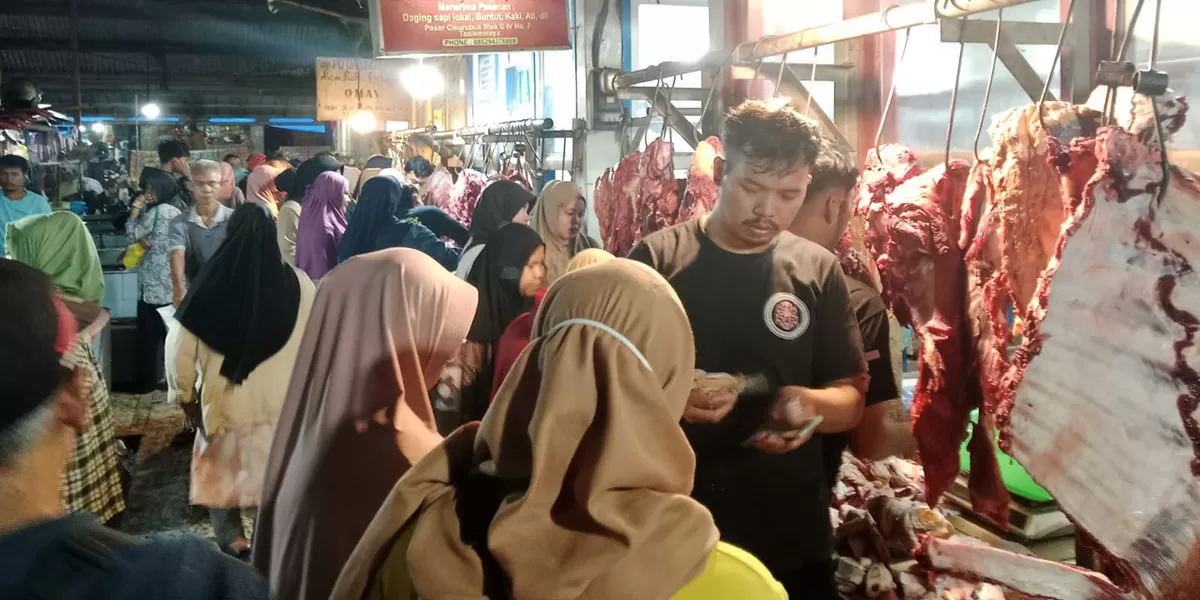 H-1 Lebaran di Pasar Cikurubuk, harga daging sapi naik drastis. Meski mahal, warga tetap berburu kebutuhan Lebaran, 20 Maret 2026. (Dok. AMS)