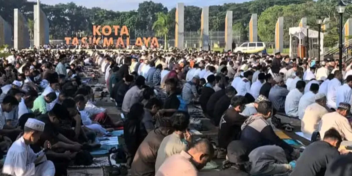 Ribuan jemaah Muhammadiyah Kota&nbsp;Tasikmalaya dengan hidmat melaksanakan ibadah solat idul Fitri bertempat di alun-alun Dadaha Kota Tasikmalaya, Jum'at (20/3/2026). (Dok. AMS)