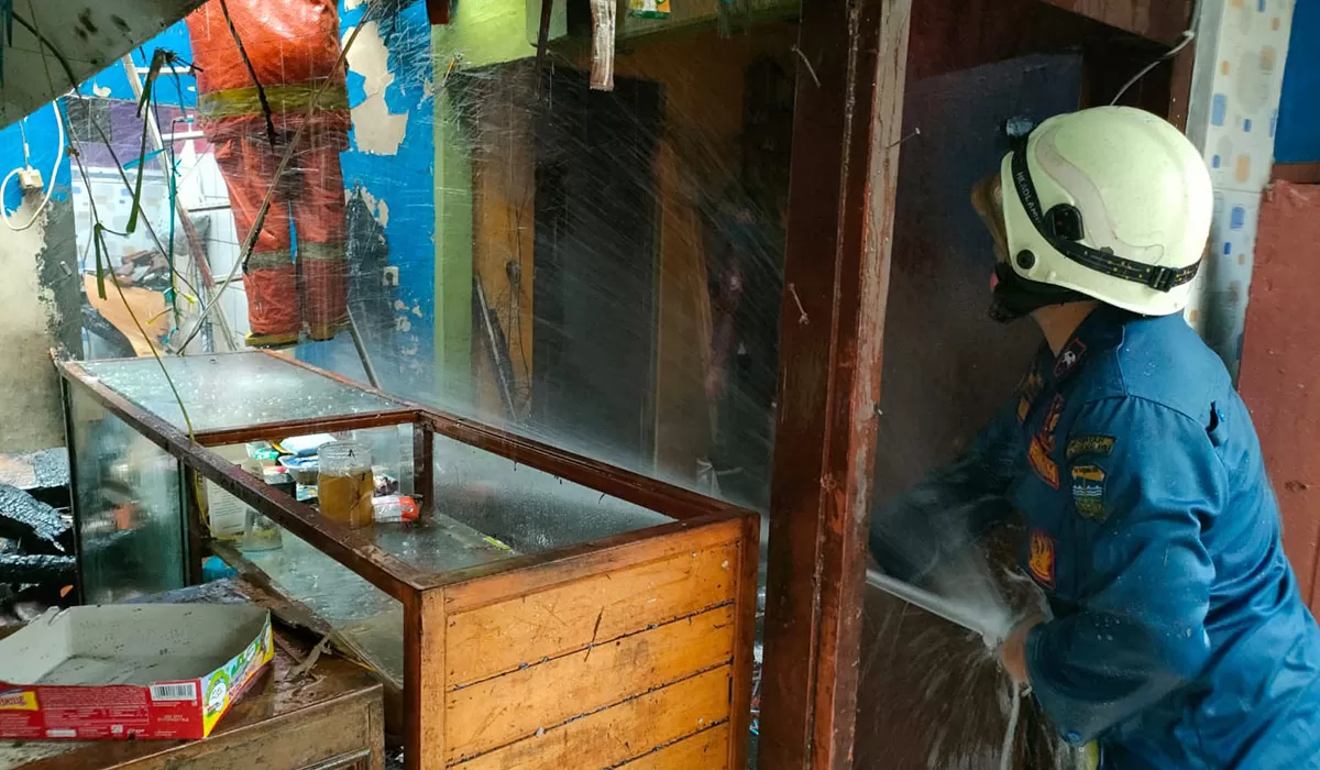 Petugas pemadam kebakaran berjibaku memadamkan api yang melalap satu unit rumah di Singaparna Kabupaten Tasikmalaya.  (Dok.  Tagana)