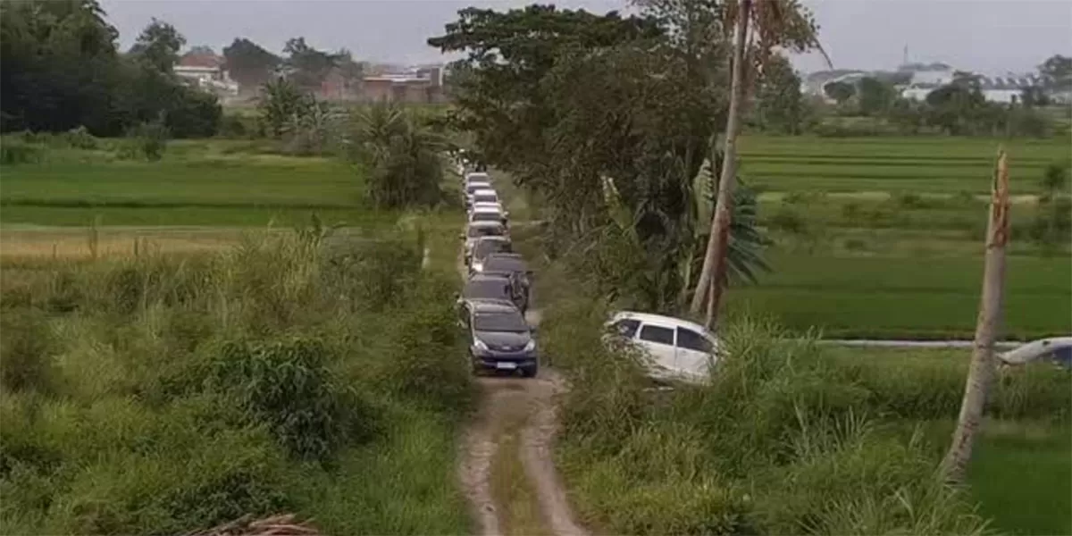 Viral pemudik Sleman tersesat ke sawah di Purwomartani usai ikuti Google Maps, warga bantu evakuasi kendaraan. (Instagram/jogjainfo)
