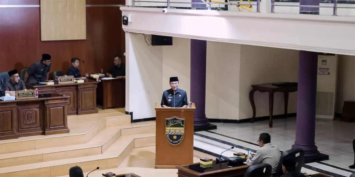 Bupati Ciamis, H. Herdiat Sunarya dalam LKPJ Kabupaten Ciamis 2025 ungkap 250 penghargaan dan kinerja daerah meningkat, DPRD soroti capaian pembangunan. (Dok. Diskominfo Ciamis)