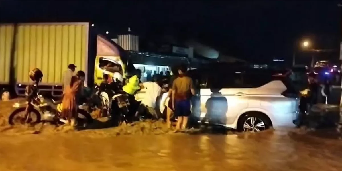 Banjir Brebes lumpuhkan arus balik Lebaran di Ketanggungan, jalur utama terendam dan arus balik dialihkan.   (Instagram/humasresbrebes)