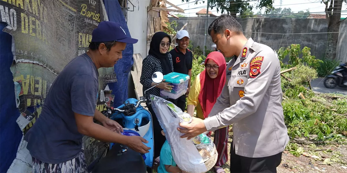Kapolres Tasikmalaya Kota AKBP Andi Purwanto, S.I.K., M.H. beri tali asih korban bencana alam akibat cuaca ekstrem, pada&nbsp;Sabtu (28/03/2026). (Dok. AMS)