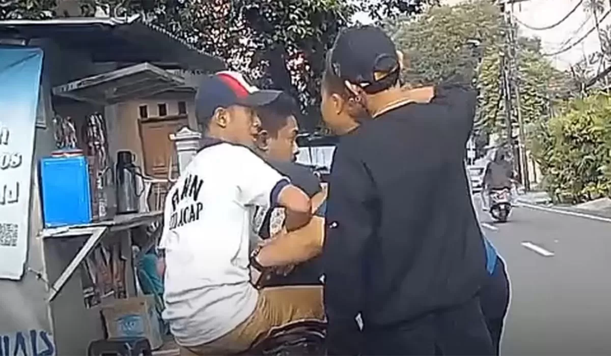 Viral Tanah Abang Jakarta Pusat, dugaan pemalakan Rp300 ribu pada pemotor pelat luar bikin resah. Polisi kini turun tangan menyelidiki. (Instagram/fakta.jakarta)