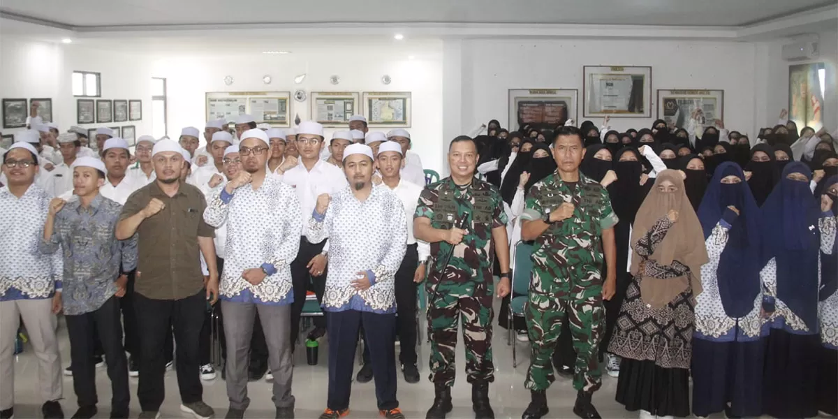 Komandan Kodim 0612/Tasikmalaya, Letkol Czi M. Imvan Ibrahim, S.Sos., M.Han, berfoto bersama para santri Pontren Idrisiyyah Tasikmalaya,&nbsp;Jumat (3/4/2026). (Dok. DFK)