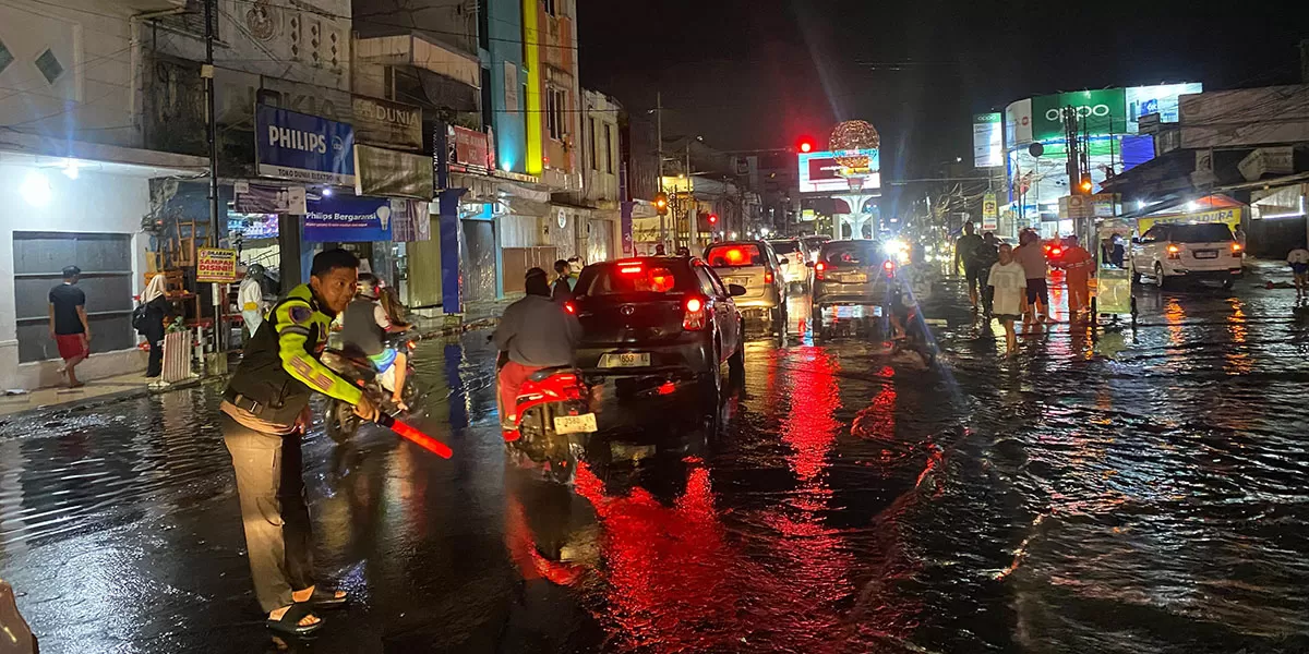 Sejumlah personel dari Polres Tasikmalaya Kota mengatur lalu lintas saat banjir Tasikmalaya pada Kamis, 2 April 2026. Kapolres turut turun langsung ke lapangan. (Dok. AMS)