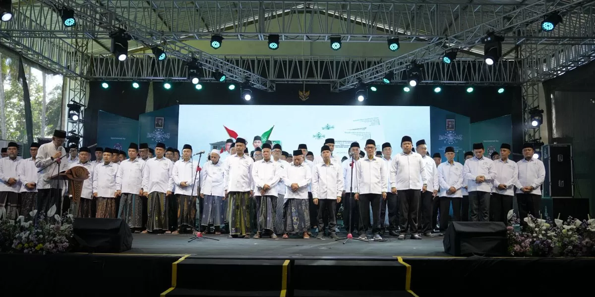 Jajaran Pengurus Cabang Nahdlatul Ulama (PCNU) Banyuwangi dilantik di GOR Ponpes Minhajut Thullab, Desa Sumberberas, Kecamatan Muncar, Sabtu (4/4/2026). Surat Keputusan pengurus dibacakan oleh KH Muh Balya Firjaun Barlaman dari PWNU Jawa Timur. (Dok. Promedia)