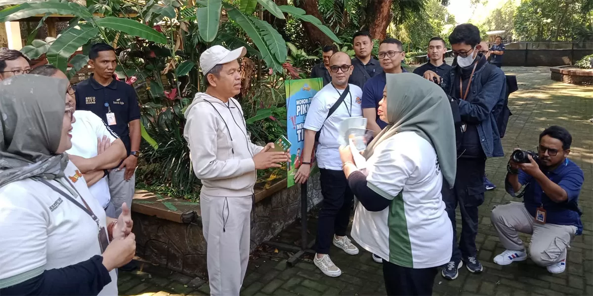 Dedi Mulyadi bayar tunai gaji karyawan Kebun Binatang Bandung yang macet dua bulan.&nbsp; (Dok. Humas Jabar)