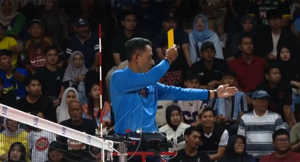 Tensi tinggi Final Four Proliga 2026, Protes vonis holding ball Oleksandra Bytsenko berujung kartu merah bagi Alessandro Lodi di laga lawan Jakarta Electric PLN, Minggu, 5 April 2026. (Tangkapan layar Moji TV)
