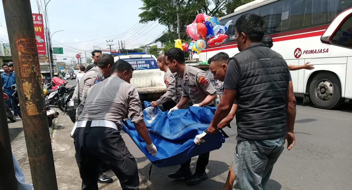 Petugas kepolisian mengevakuasi korban Kecelakaan Lalu Lintas (Lakalantas) yang melibatkan satu buah sepeda motor dengan kendaraan elf di Jalan Ir. H. Djuanda, Perempatan Rancabango, Kecamatan Bungursari, Kota Tasikmalaya, Senin (06/04/2026). (Dok. AMS)
