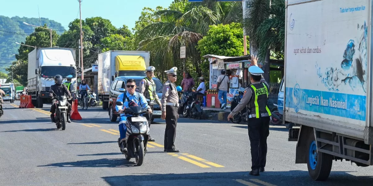 Lalin Pelabuhan Ketapang lancar! Intip kisah para sopir logistik dan pengemudi BBM yang terbantu aksi sigap serta humanis Polresta Banyuwangi. (Dok. Promedia)
