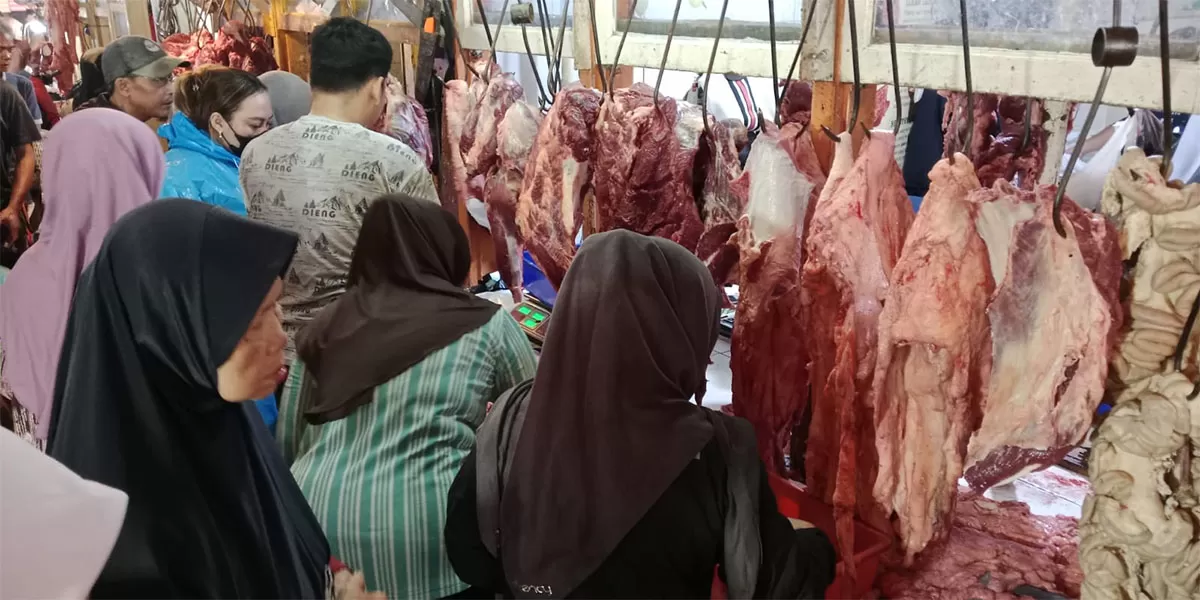 Suasana transaksi daging sapi di Pasar Cikurubuk, Kota Tasikmalaya (6/4/2026). Pasca-Lebaran, harga daging sapi yang sempat menyentuh Rp170.000 per kg kini mulai berangsur turun. (Dok. AMS)