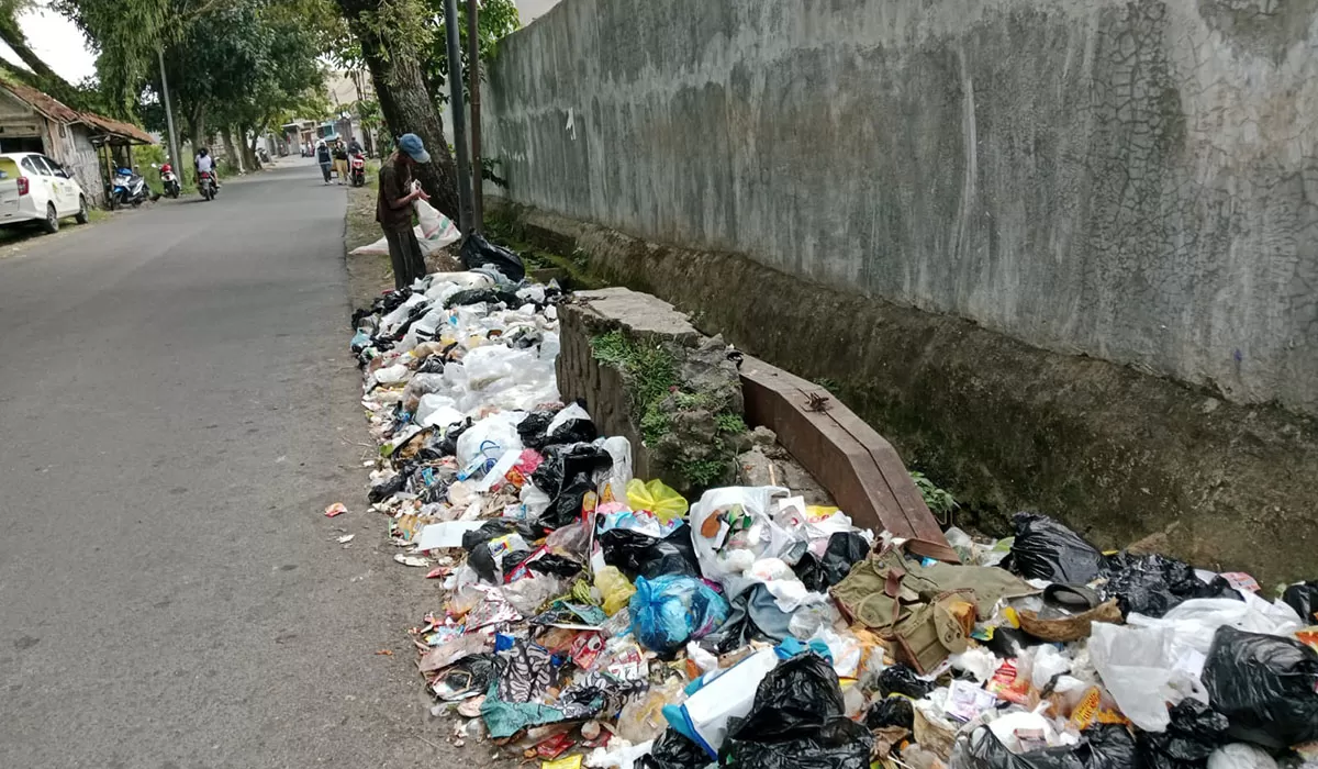 Penanganan sampah di Kota Tasikmalaya belum maksimal akibat kurangnya armada, Kondisi tumpukan limbah di Jalan Paseh pada Selasa 7 April 2026. (Dok. AMS)