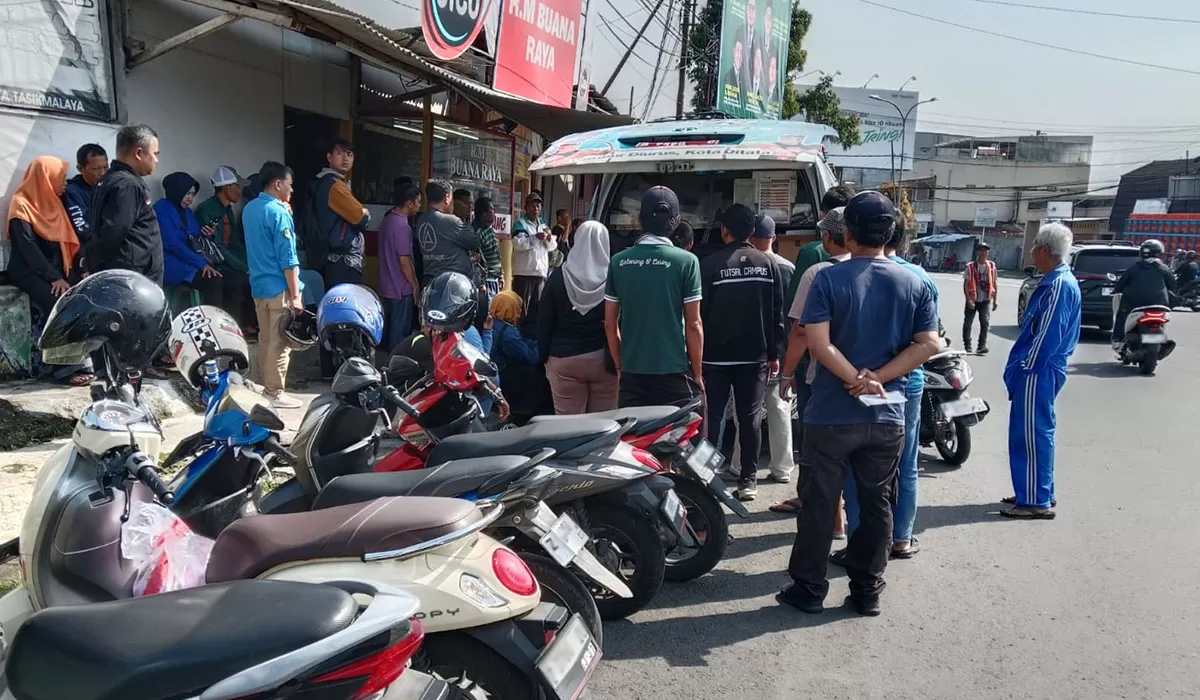 Antrean masyarakat wajib pajak di Samsat Keliling di Perempatan Padayungan Kota Tasikmalaya, Selasa (7/4/2026). Kini bayar STNK tidak harus bawa KTP pemilik lama sesuai aturan baru Jabar. (Dok. AMS)