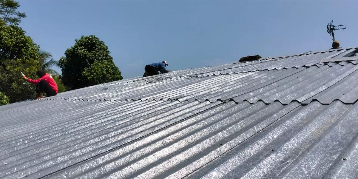 Wujudkan hunian sehat, kolaborasi PT SKI dan Promedia sukses sulap rumah wartawan di Bogor dengan atap Alduro. Bebas asbes, lebih adem, dan ramah lingkungan! (Dok. Promedia)