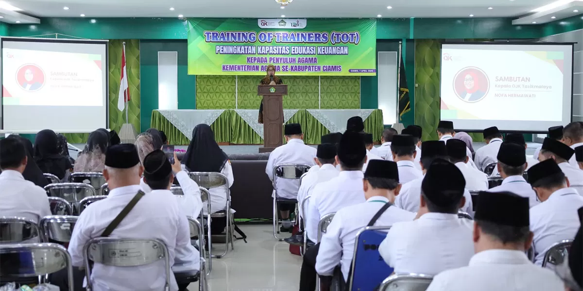Kepala OJK Tasikmalaya Nofa Hermawati dalam kegiatan Training of Trainers (ToT) Edukasi Keuangan untuk ratusan Penyuluh Agama Kabupaten Ciamis, Selasa (7/4/2026). (Dok. OJK Tasikmalaya)