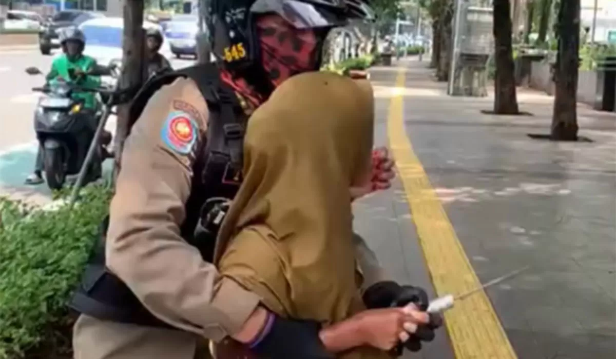 Drama berdarah nyaris pecah! Seorang PKL di Jakarta meronta bawa sebilah pisau saat ditertibkan Satpol PP. Benarkah hanya akting korban pungli? Simak! (Instagram/pramdoel)