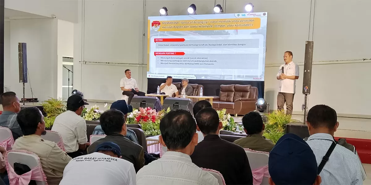 Perkuat stabilitas daerah, Bakesbangpol Jabar ajak warga Tasikmalaya tingkatkan literasi media melalui gerakan Ngajaga Lembur, Ngarawat NKRI. Simak selengkapnya. (Dok. AMS)