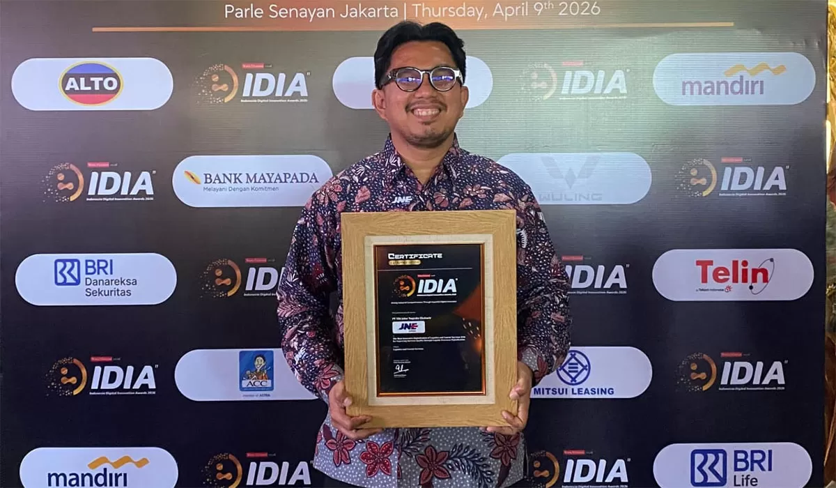 Kurnia Nugraha selaku Media Communication Department Head JNE saat menerima penghargaan The Most Innovative Digitalization of Logistics and Courier Service 2026 di Parle Senayan, Jakarta pada Kamis, 9 April 2026. (Dok. JNE)