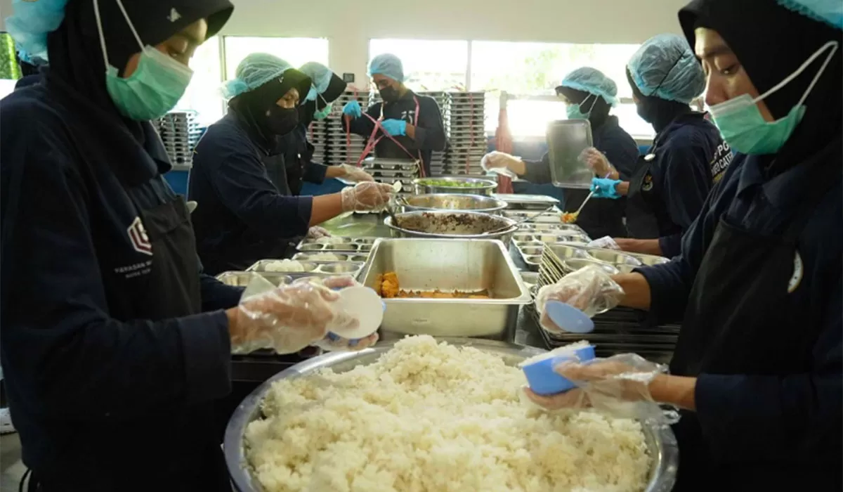 Tegas! Kepala Sekolah tantang pihak SPPG makan satu ompreng menu MBG sebelum dibagikan ke siswa. Langkah ini diambil demi perbaikan kualitas makanan. (Dok. BGN)