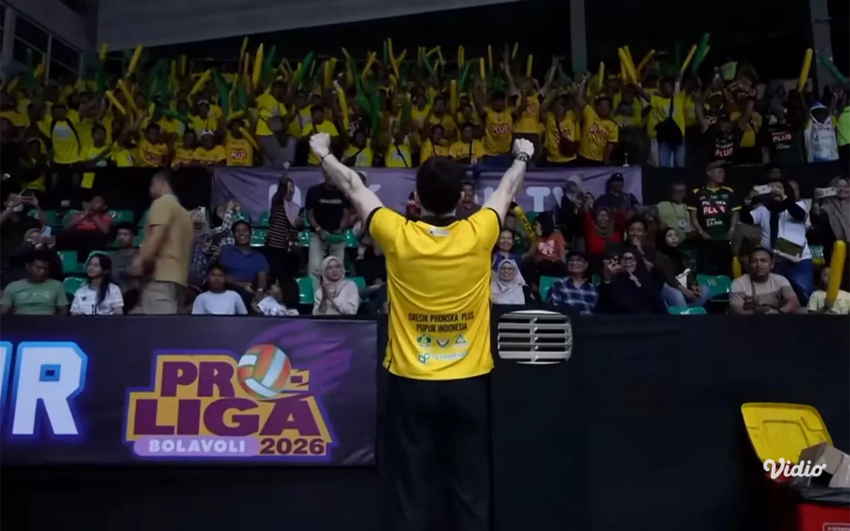 Pelatih utama Gresik Phonska Plus Alessandro Lodi lakukan selebrasi usai timnya menang atas Jakarta Popsivo Polwan pada final four Proliga 2026 di GOR Sritex, Solo,&nbsp;Sabtu, 11 April 2026. (Tangkapan layar Vidio)
