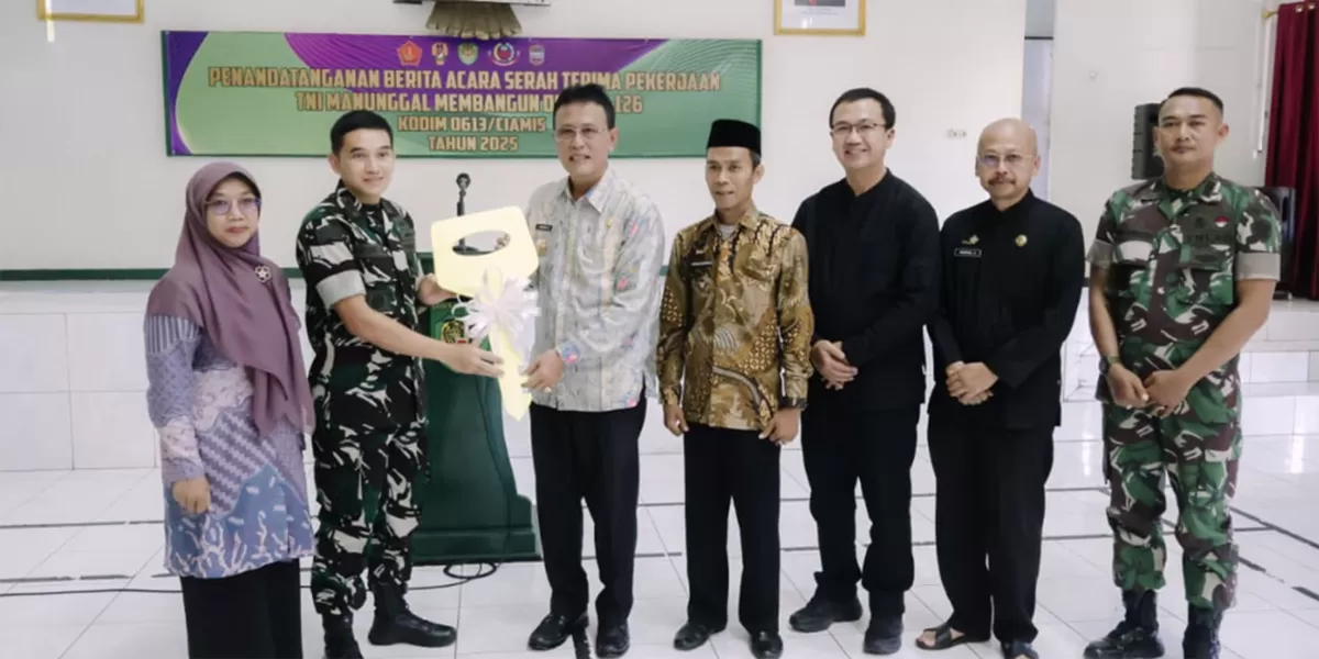 Komandan Kodim 0613 Ciamis, Antonius Ari Widiono menyerahkan kunci kepada Bupati Ciamis H. Herdiat Sunarya, sebagai&nbsp;simbolis&nbsp;tuntasnya TMMD ke-126 pada Jumat (10/04/2026). (Dok. Diskominfo Ciamis)
