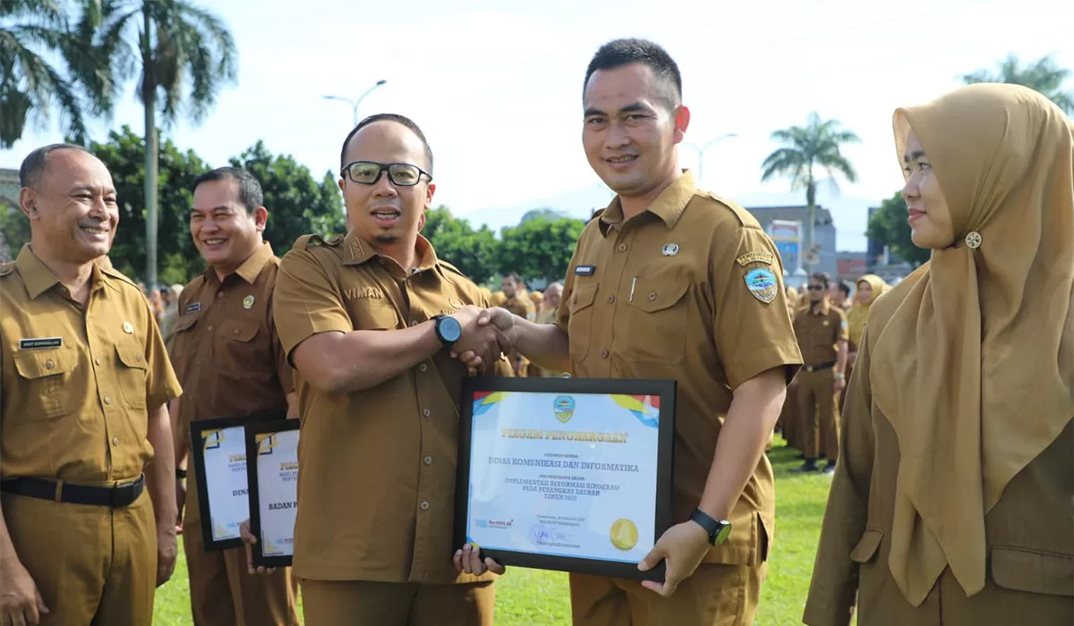 Kadis Amran Saefullah terima penghargaan peringkat pertama reformasi birokrasi 2025 untuk Diskominfo Kota Tasikmalaya pada apel di Balekota, Senin, 13 April 2026. (Dok. Diskominfo Kota Tasikmalaya)